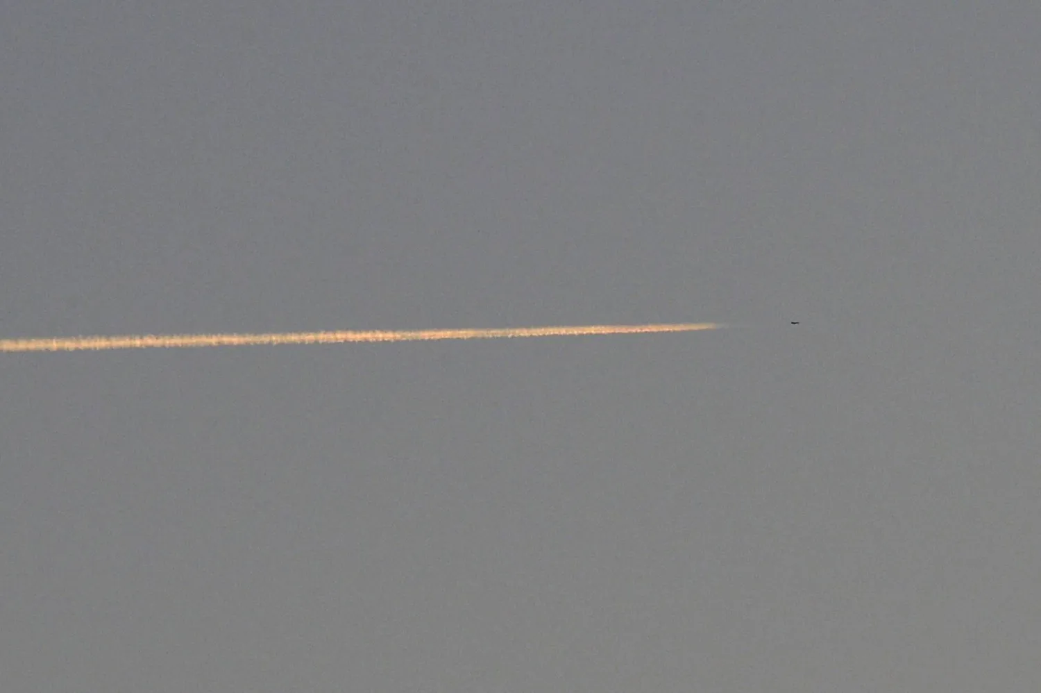 طائرة مقاتلة إسرائيلية تحلق فوق قرية طير حرفا الحدودية جنوب لبنان (إ.ب.أ)