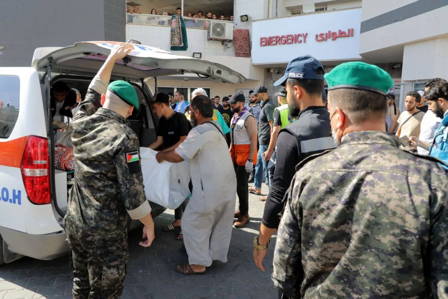 سيارات الإسعاف الفلسطينية تنقل ضحايا القصف الإسرائيلي للمشفى (الداخلية الفلسطينية)