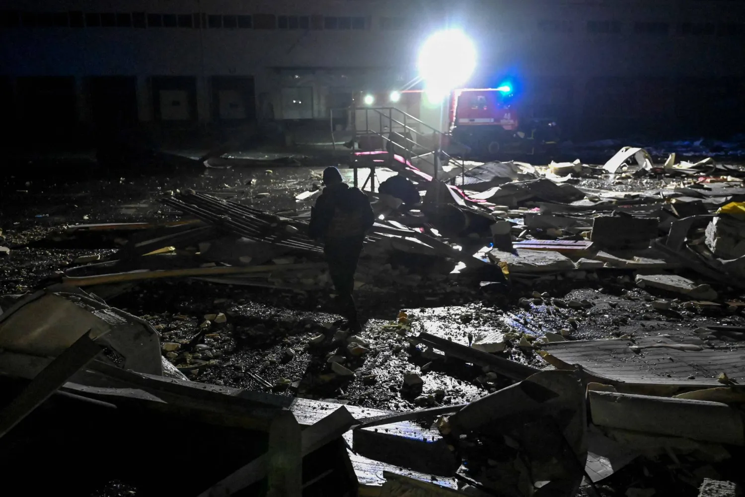 آثار دمار بعد ضربة صاروخية روسية على منطقة خاركيف الأوكرانية (أ.ف.ب)