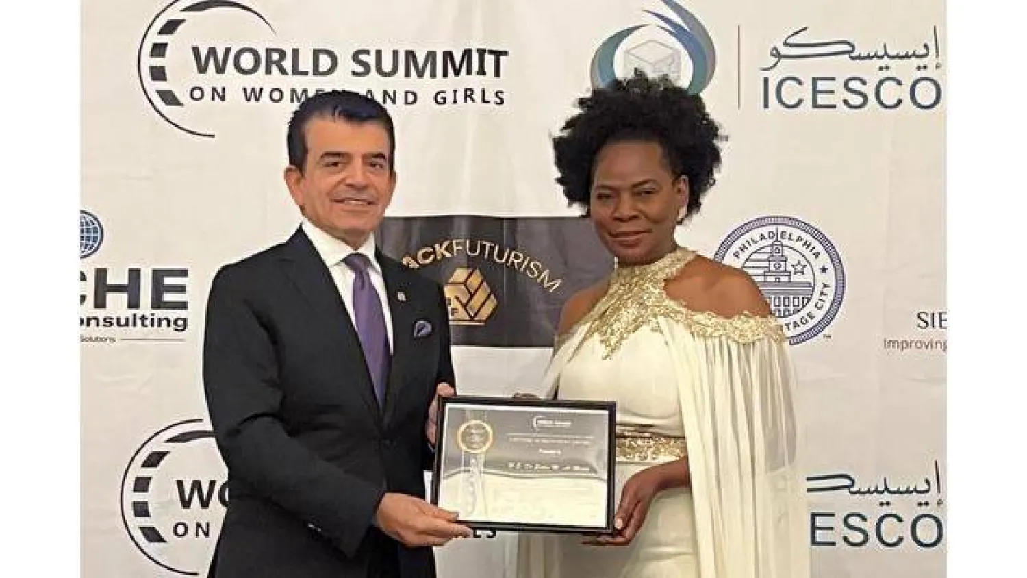 المدير العام لـ«إيسيسكو» يتسلم الجائزة (الشرق الأوسط)