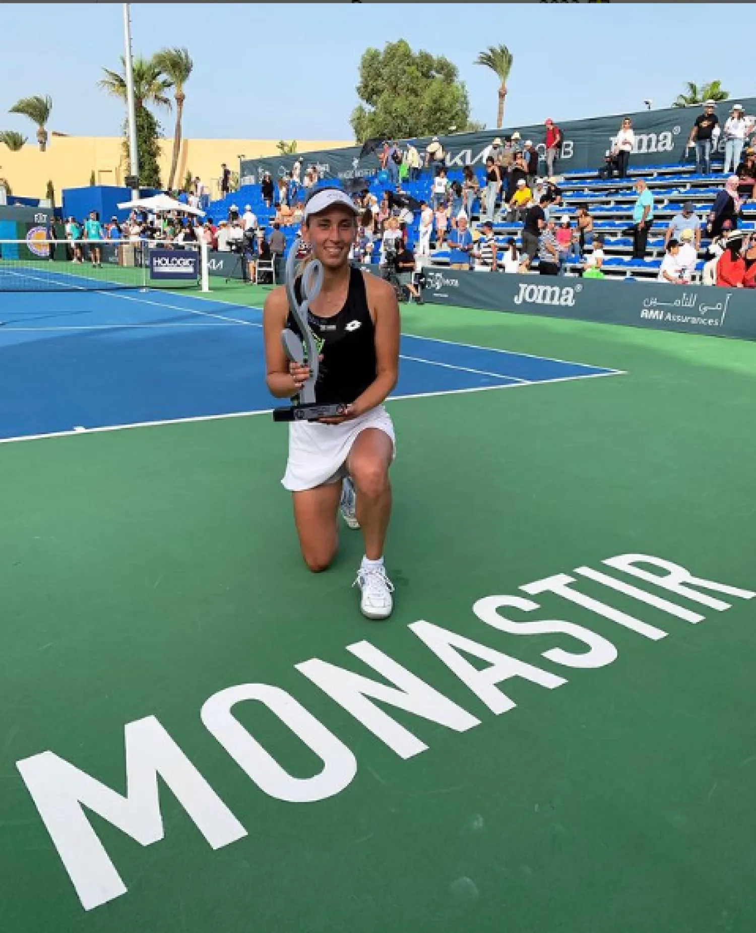 البلجيكية ميرتنز تحمل كأس البطولة (منصة إكس)