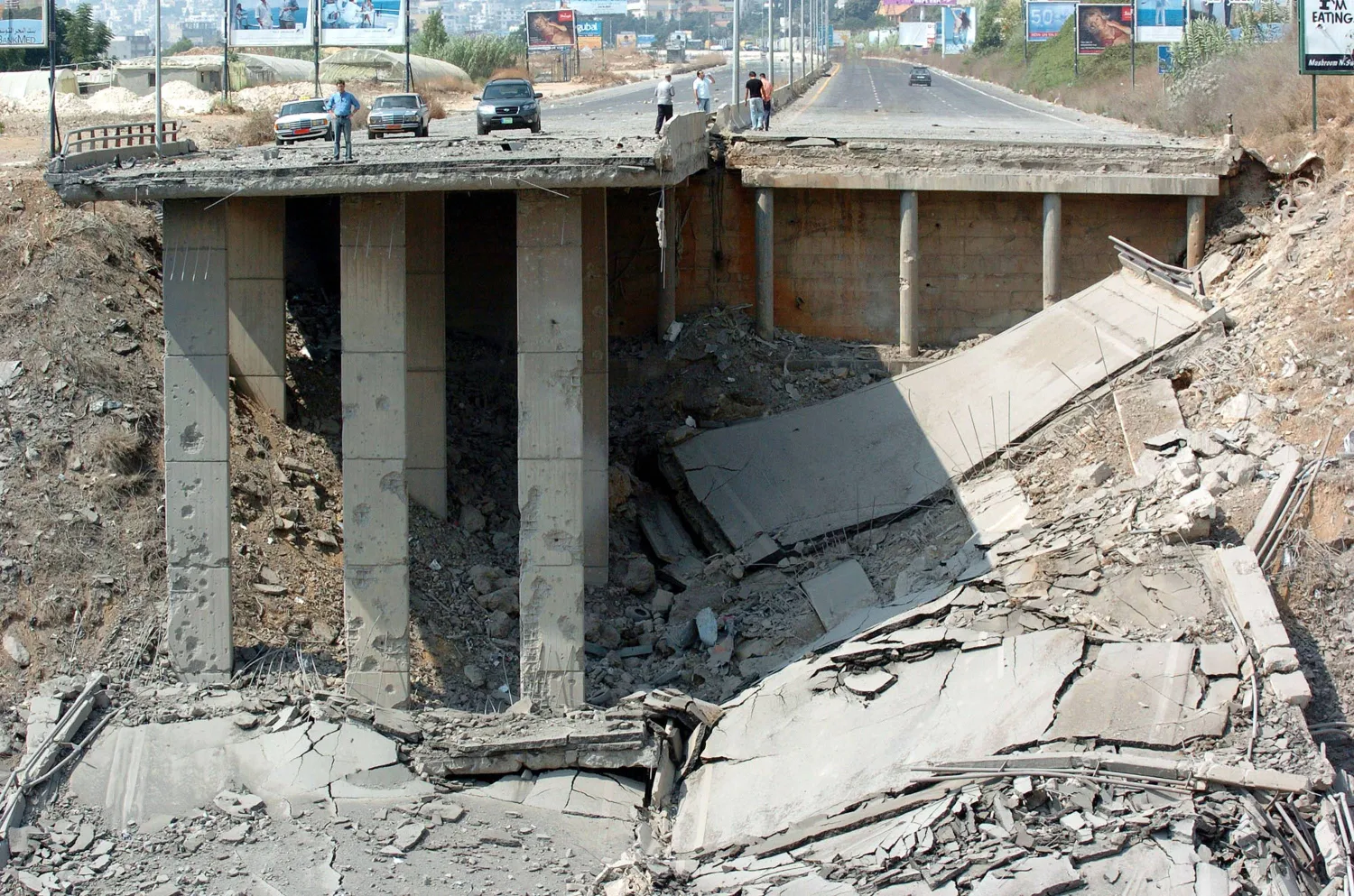 جسر دمَّرته حرب 2006 شمالي بيروت (غيتي)