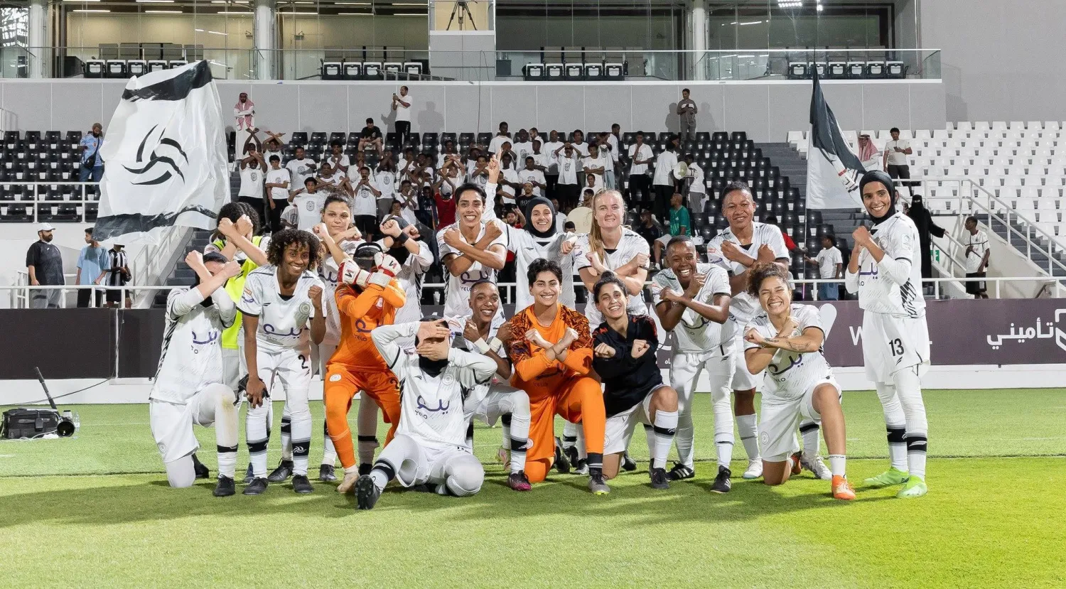 سيدات «الشباب» في لحظات من السعادة والفرح عقب الفوز على «النصر» (الاتحاد السعودي)