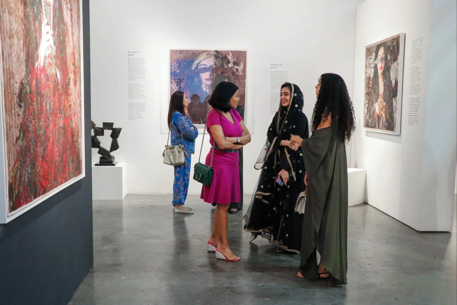 فاطمة النمر تناقش أعمالها في المعرض (الشرق الأوسط)