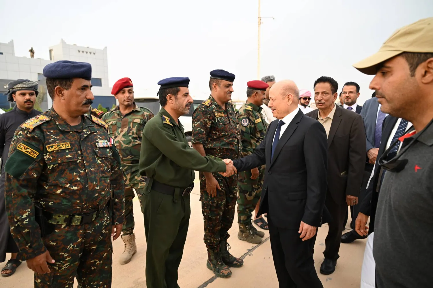 رئيس مجلس القيادة الرئاسي اليمني د. رشاد العليمي فور وصوله لمحافظة المهرة شرق اليمن لمواجهة تداعيات الإعصار المداري «تيج» (سبأ)