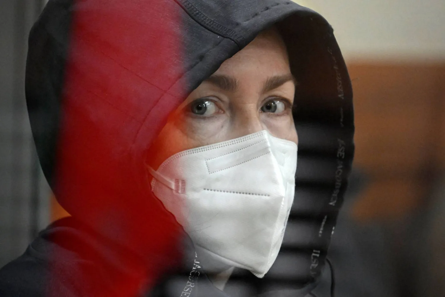 الصحافية الروسية - الأميركية آلسو كورماشيفا في قضبان زجاجية في قاعة محكمة روسية (أ.ف.ب)