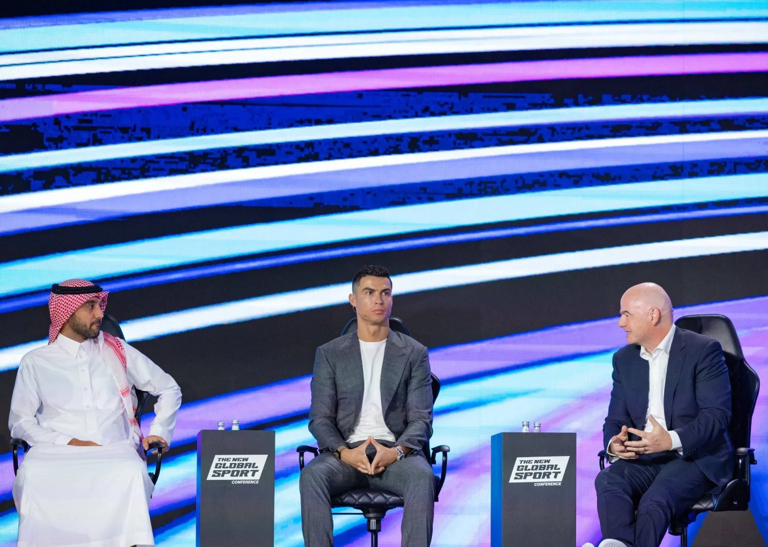 الفيصل خلال «مؤتمر الرياضة العالمية الجديدة 2023» بحضور رونالدو وإنفانتينو رئيس «فيفا» (الأولمبية السعودية)