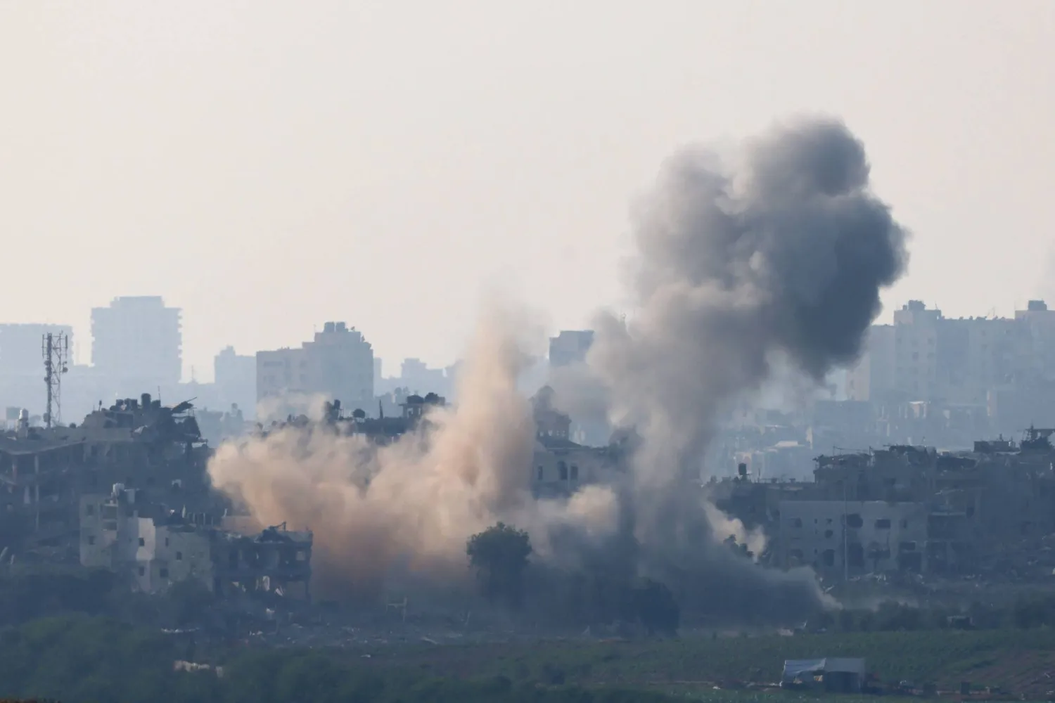 تصاعد أعمدة الدخان من بيوت غزة جراء القصف الإسرائيلي المستمر (أ.ف.ب)