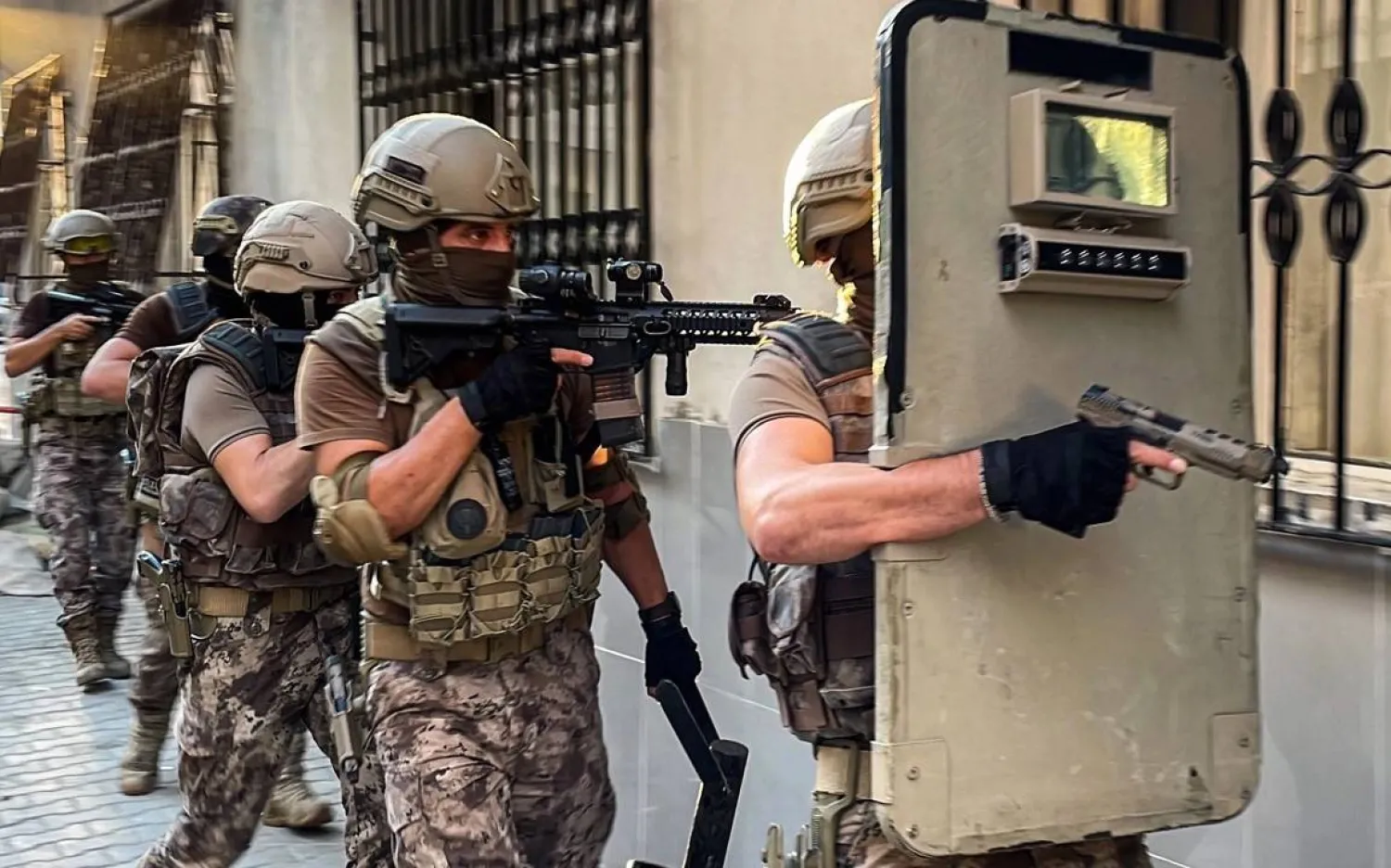 صورة موزعة من مديرية أمن أنقرة لإحدى المداهمات على عناصر «داعش»