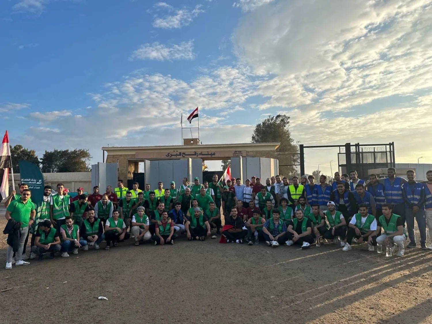 المتطوعون المصريون في مهمة إنسانية بمعبر رفح الحدودي (التحالف الوطني للعمل الأهلي التنموي)