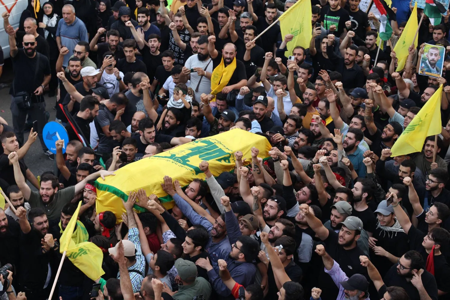 من جنازة مقاتل «حزب الله» في الضاحية الجنوبية لبيروت الاثنين (أ.ف.ب)