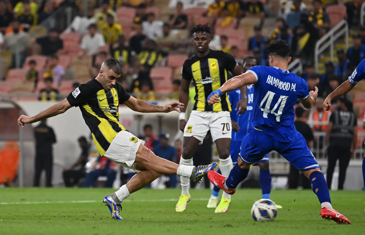 حمد الله لدى تسجيله هدف الفوز الاتحادي (تصوير: علي خمج)