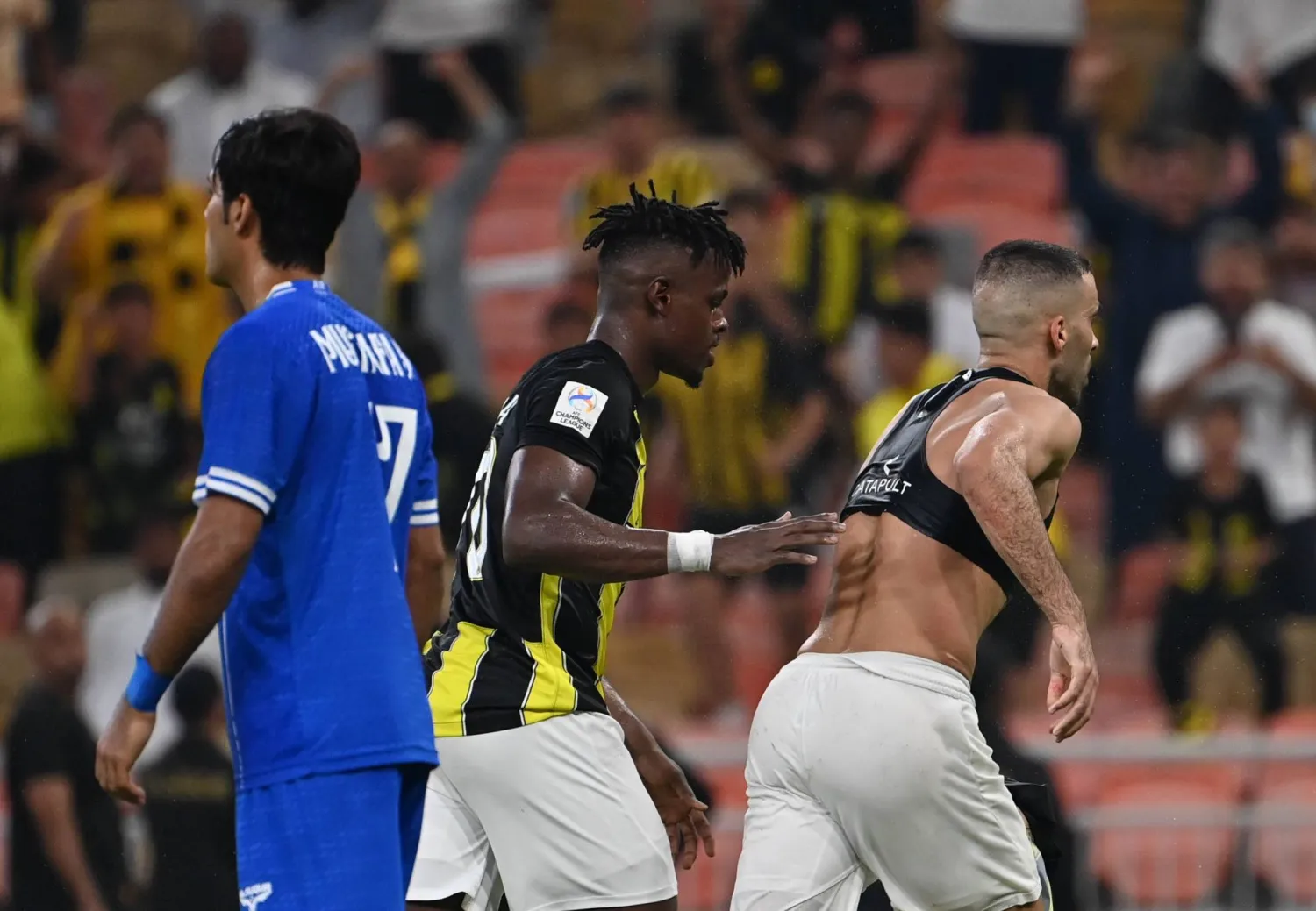 عبد الرزاق حمد الله يحتفل بهدفه (تصوير: علي خمج)