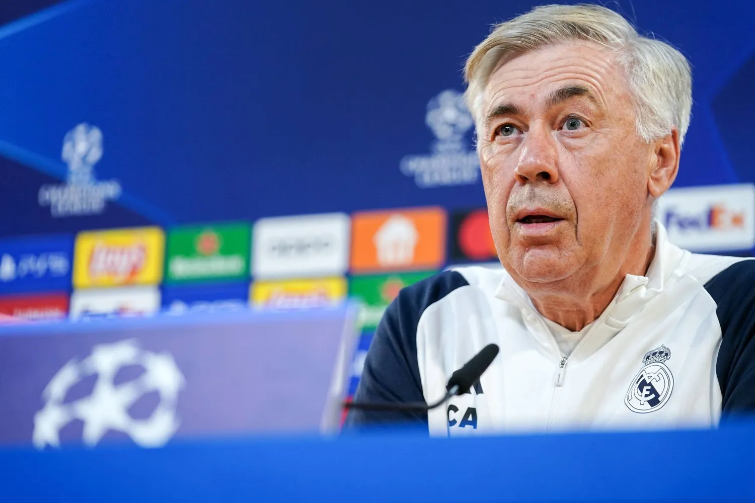 أنشيلوتي خلال حديثه في المؤتمر الصحافي (إ.ب.أ)