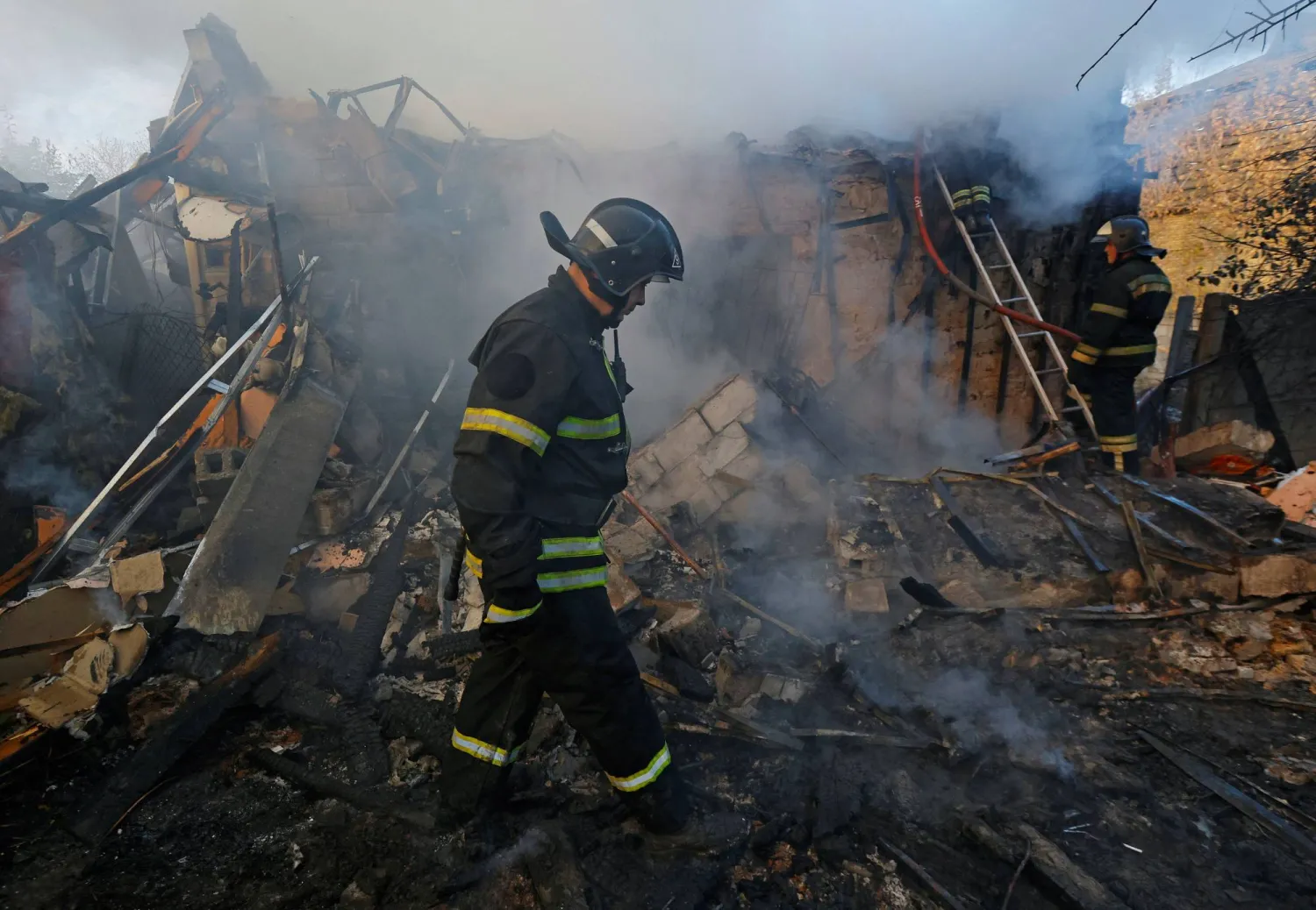 رجل إطفاء يعمل في موقع تعرض للقصف الروسي في دونيتسك (رويترز)