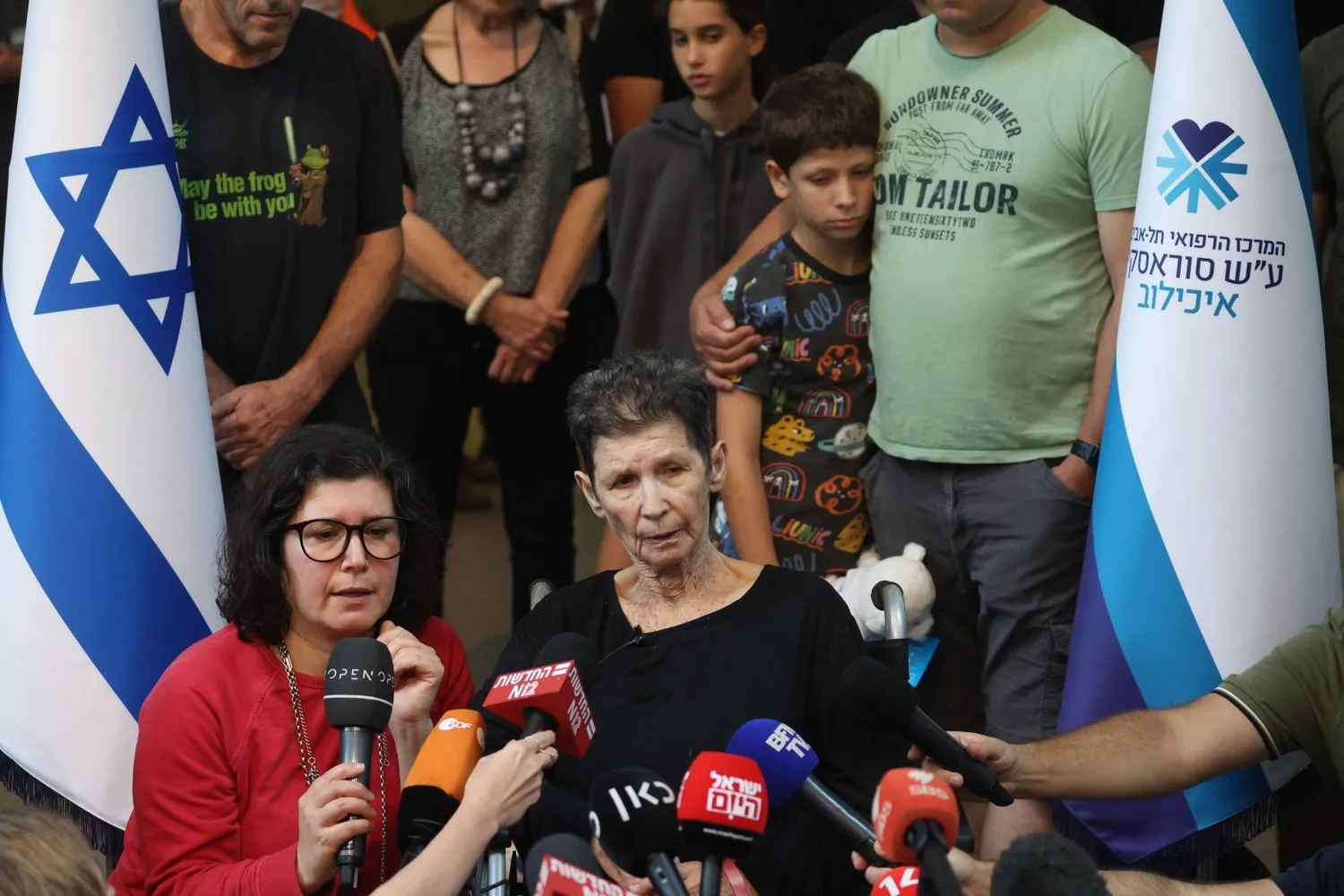 İsrailli rehine Yochaved Lifshitz bugün Tel Aviv'de medyaya konuşurken serbest bırakıldı (AP)