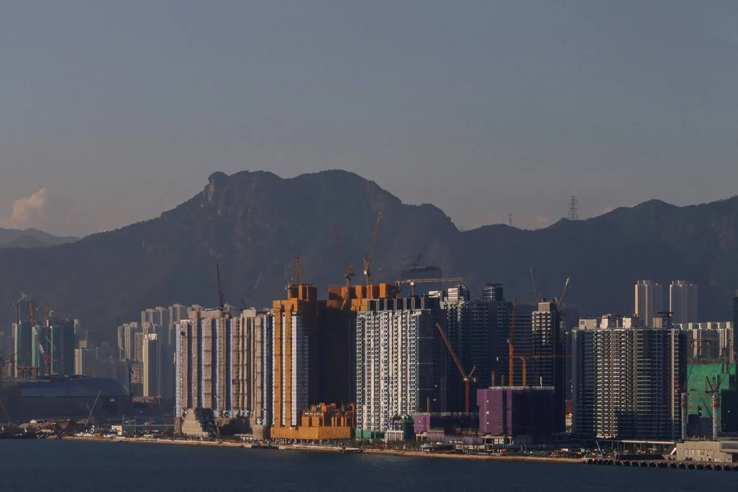 مشروع سكنى عملاق قيد الإنشاء في جزيرة هونغ كونغ الصينية (رويترز)