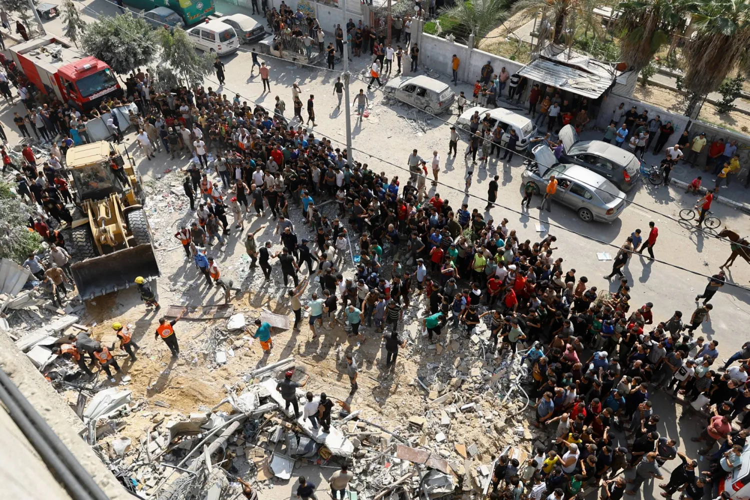 فلسطينيون يتجمعون في موقع تعرّض لقصف إسرائيلي في خان يونس جنوب قطاع غزة (رويترز)