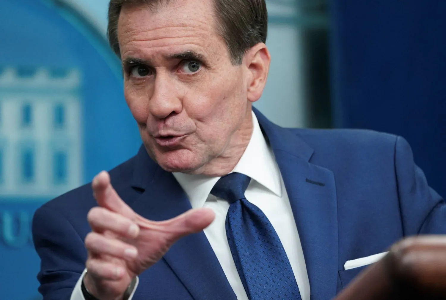 المتحدث باسم البيت الأبيض الأميركي جون كيربي يجيب عن سؤال خلال مؤتمر صحافي في البيت الأبيض (رويترز)