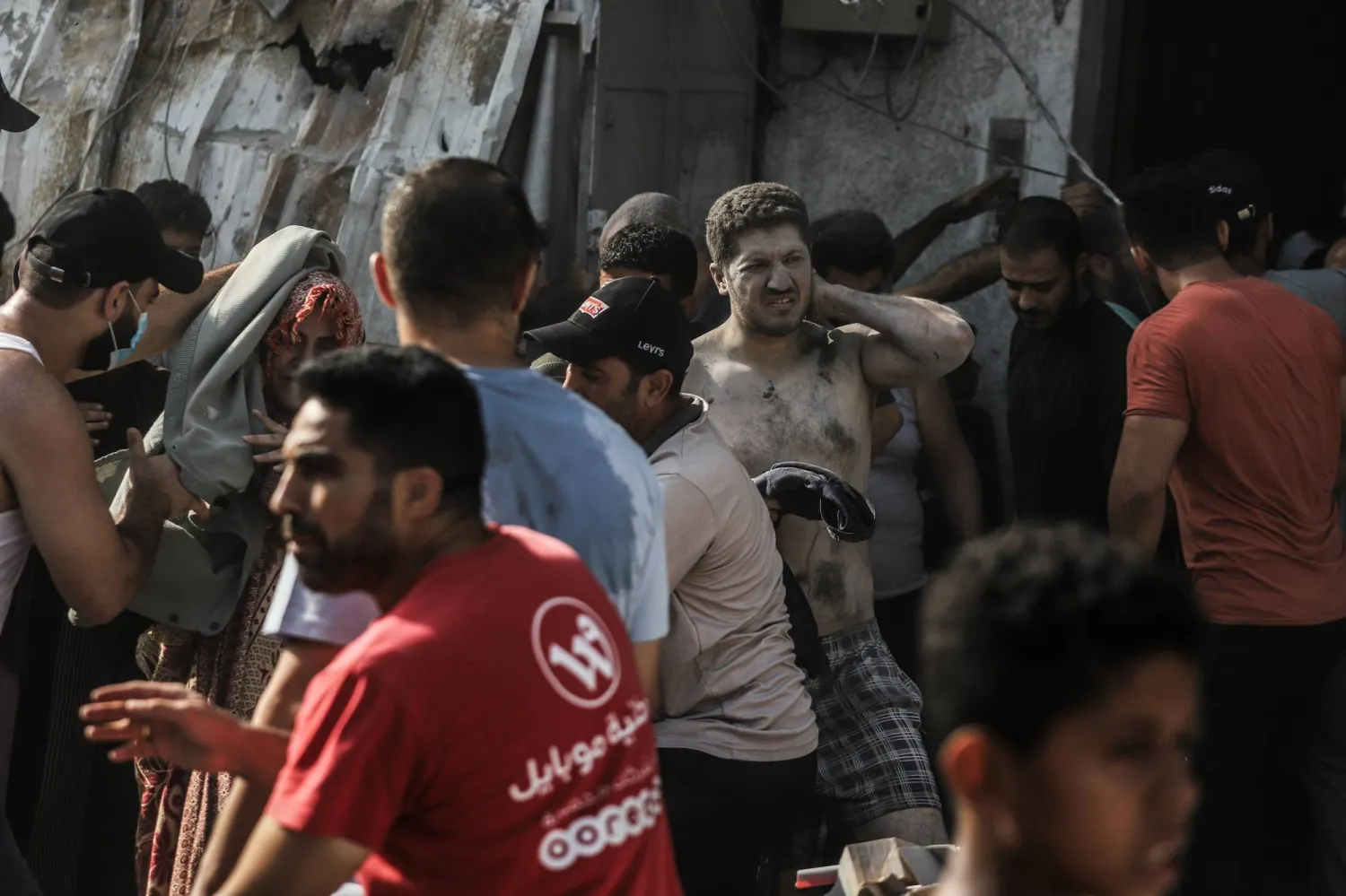  فلسطينيون يبحثون عن ناجين تحت أنقاض مبنى بعد غارة إسرائيلية على مدينة غزة في 24 أكتوبر 2023 (د.ب.أ)