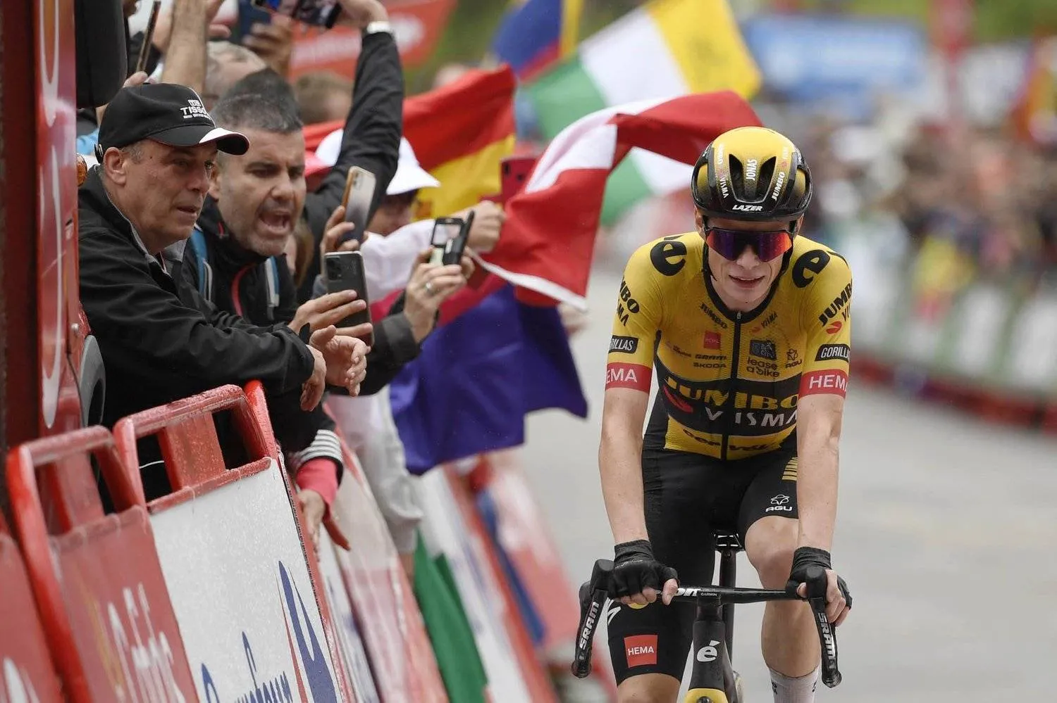 يوناس فينغارد يتقدم الجميع خلال مجريات سباق إسبانيا للدراجات الهوائية (أ.ف.ب)