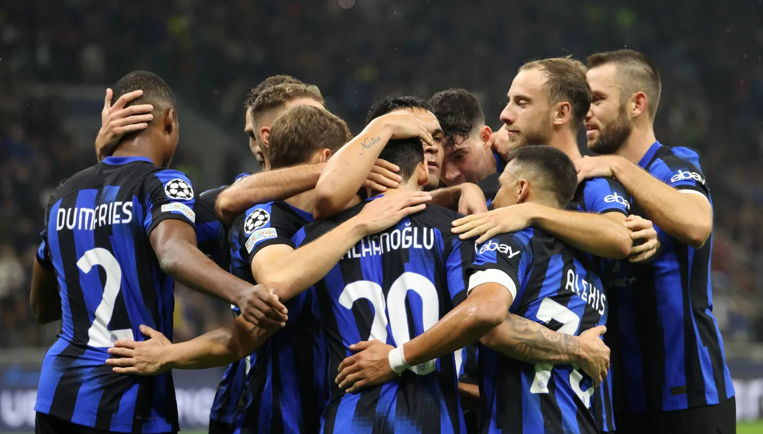 لاعبو إنتر ميلان يحتفلون بهدف زميلهم شالهان في شباك سالزبورغ (إ.ب.أ)