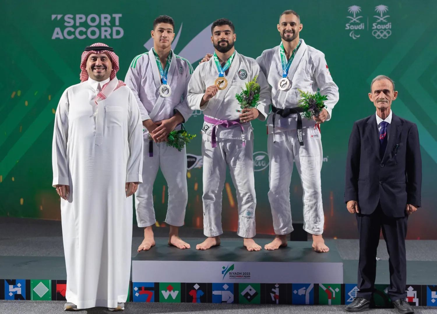 الأمير فهد بن جلوي لدى تتويجه أبطال الجوجيتسو (الشرق الأوسط)