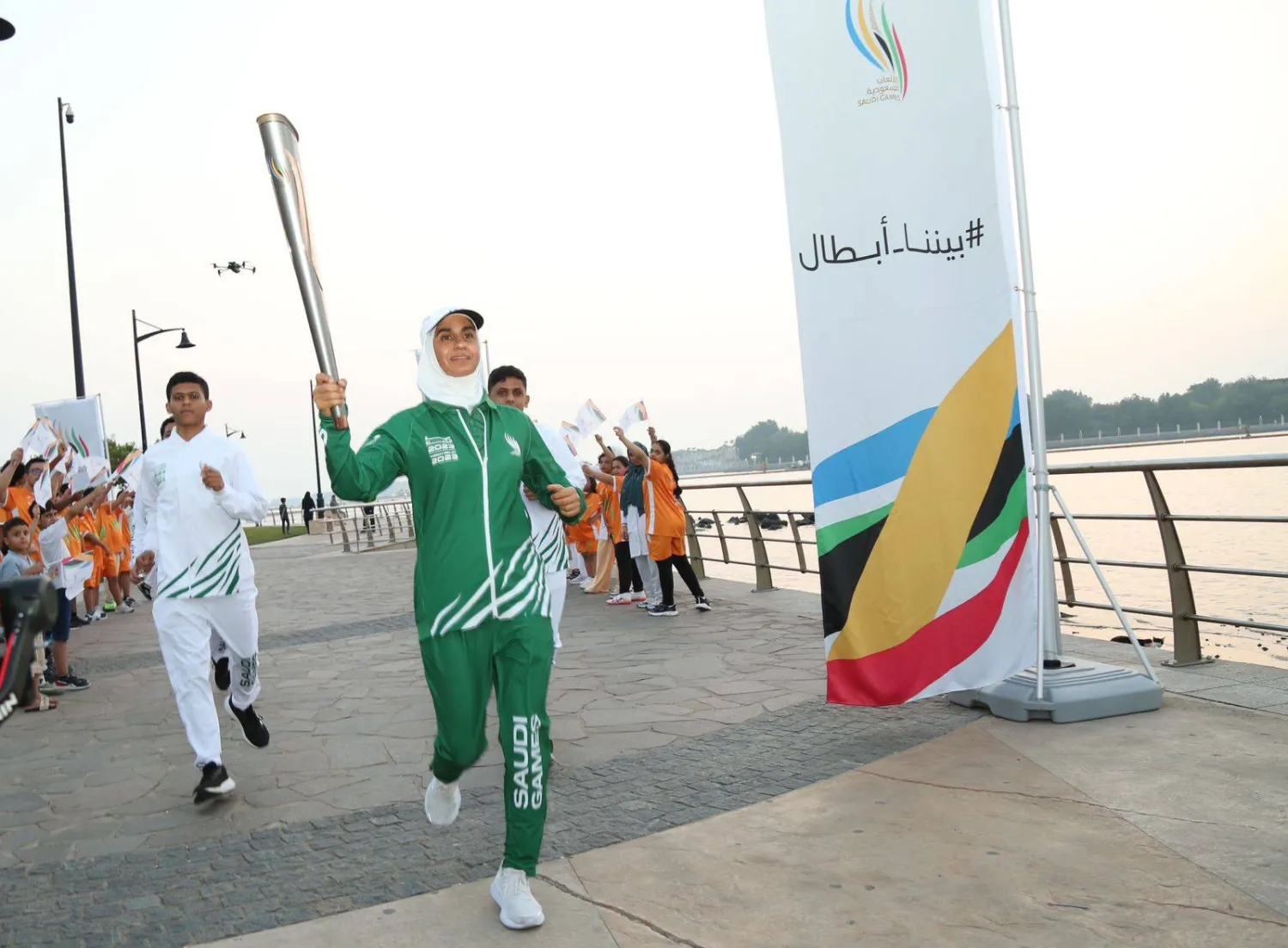 شعلة الألعاب السعودية خلال جولتها على كورنيش جدة (تصوير: غازي مهدي)
