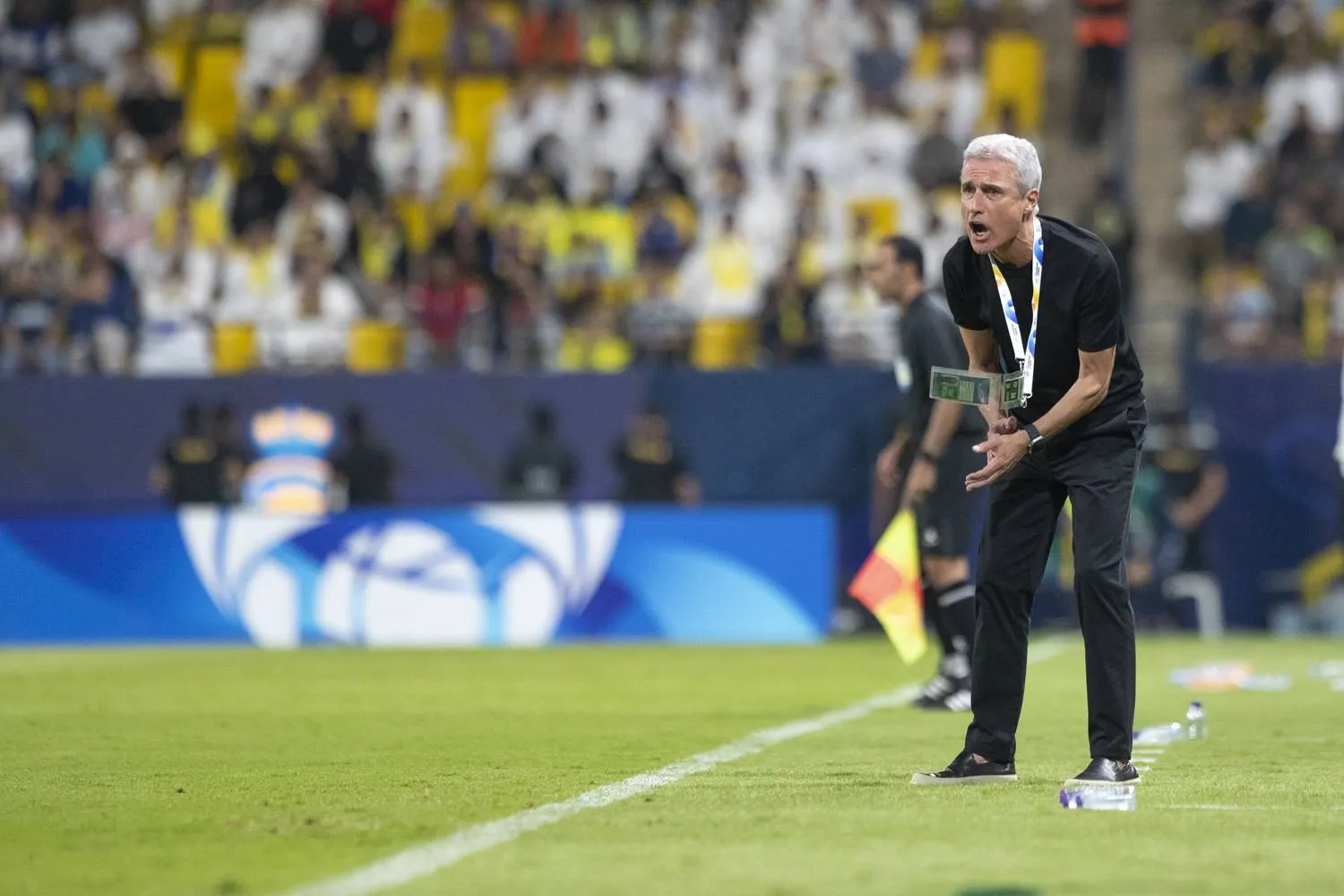 البرتغالي لويس كاسترو مدرب فريق النصر (تصوير: يزيد السمراني)