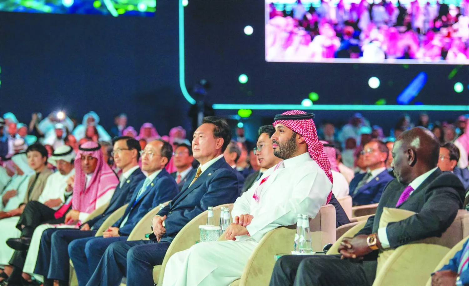 
ولي العهد السعودي والرئيس الكوري الجنوبي في جلسة خاصة خلال «منتدى مستقبل الاستثمار» في الرياض أمس (واس)