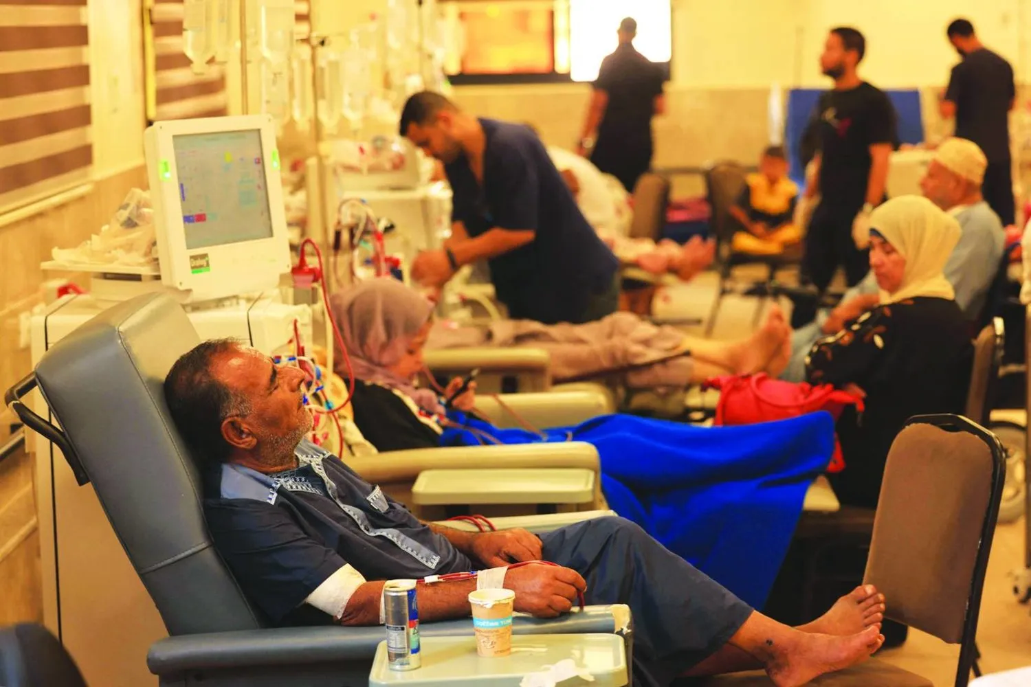 Gazze Şeridi’nin güneyindeki Han Yunus’ta bir hastanede dün diyalize giren hastalar (AFP)