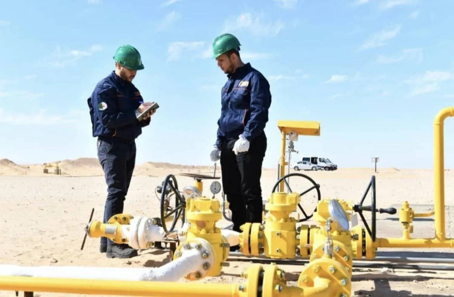 Two workers in an Algerian oil field (Sonatrach)