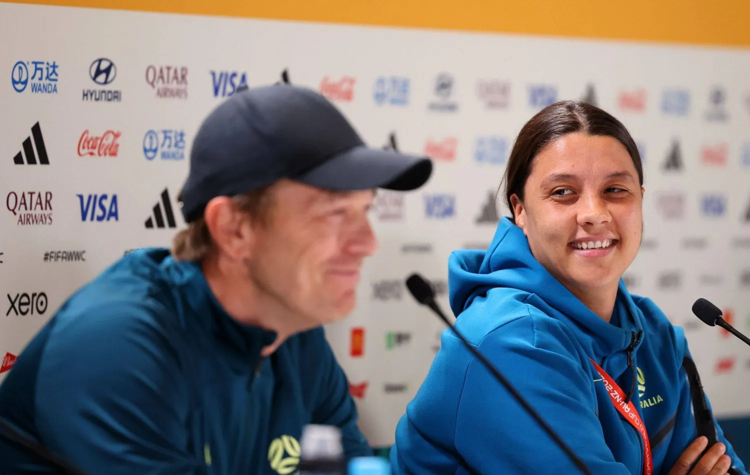 المدرب غوستافسون والنجمة سام كير (غيتي)