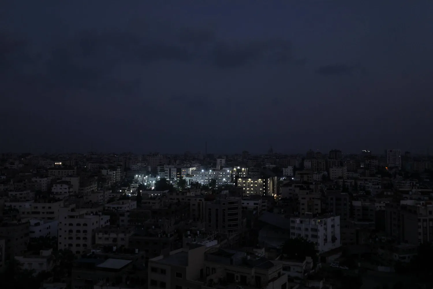 الوقود لإضاءة مستشفى الشفاء في مدينة غزة قد ينفد وحذرت وزارة الصحة في غزة من أن المولدات الكهربائية في المستشفيات ستتوقف عن العمل خلال أيام بسبب نقص الوقود (إ.ب.أ)