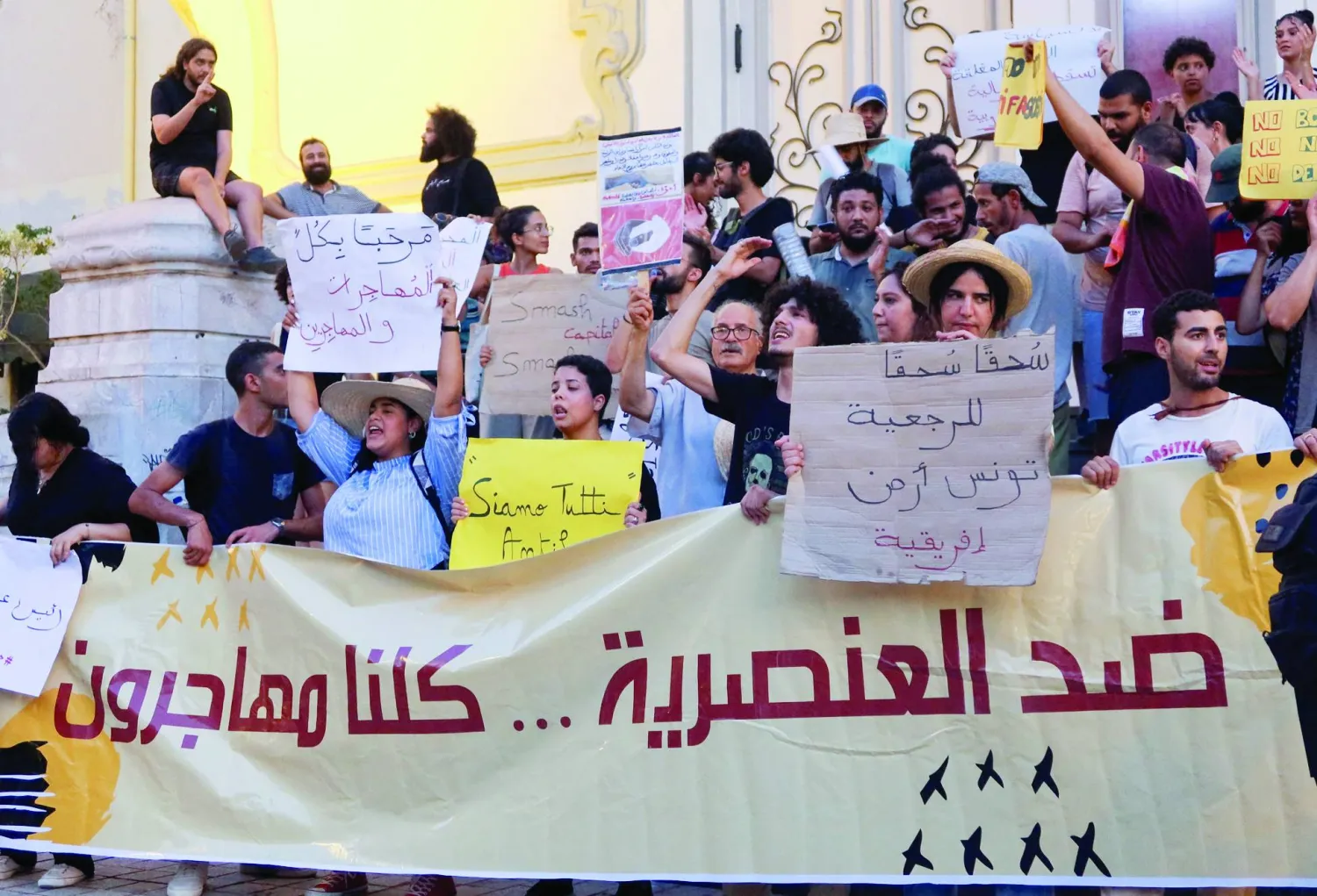 مظاهرة نظمها حقوقيون للتنديد بالعنصرية والمعاملة السيئة التي يتعرض لها المهاجرون في تونس (رويترز)