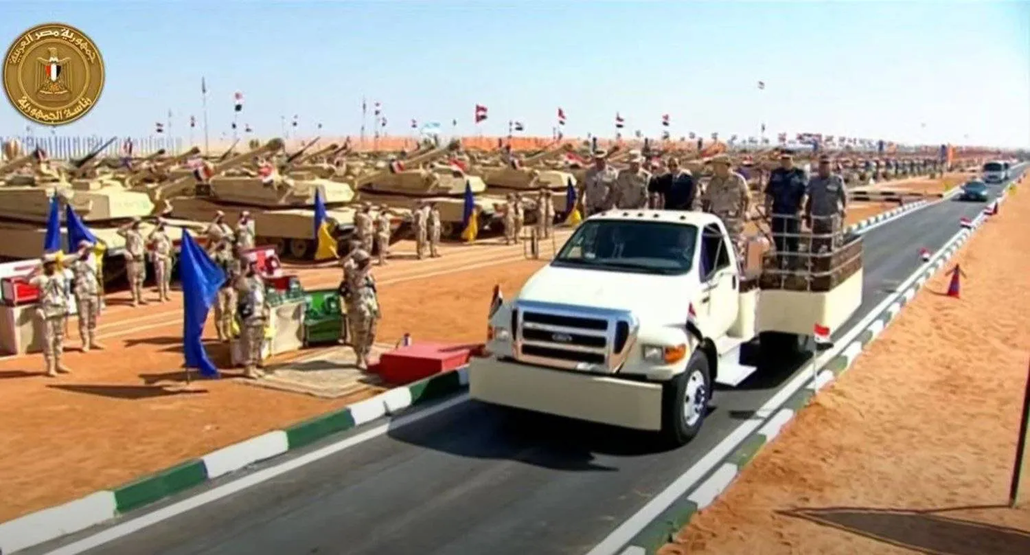 السيسي يتفقد قوات الفرقة الرابعة المدرعة بالجيش الثالث الميداني في السويس (الرئاسة المصرية - يوتيوب)
