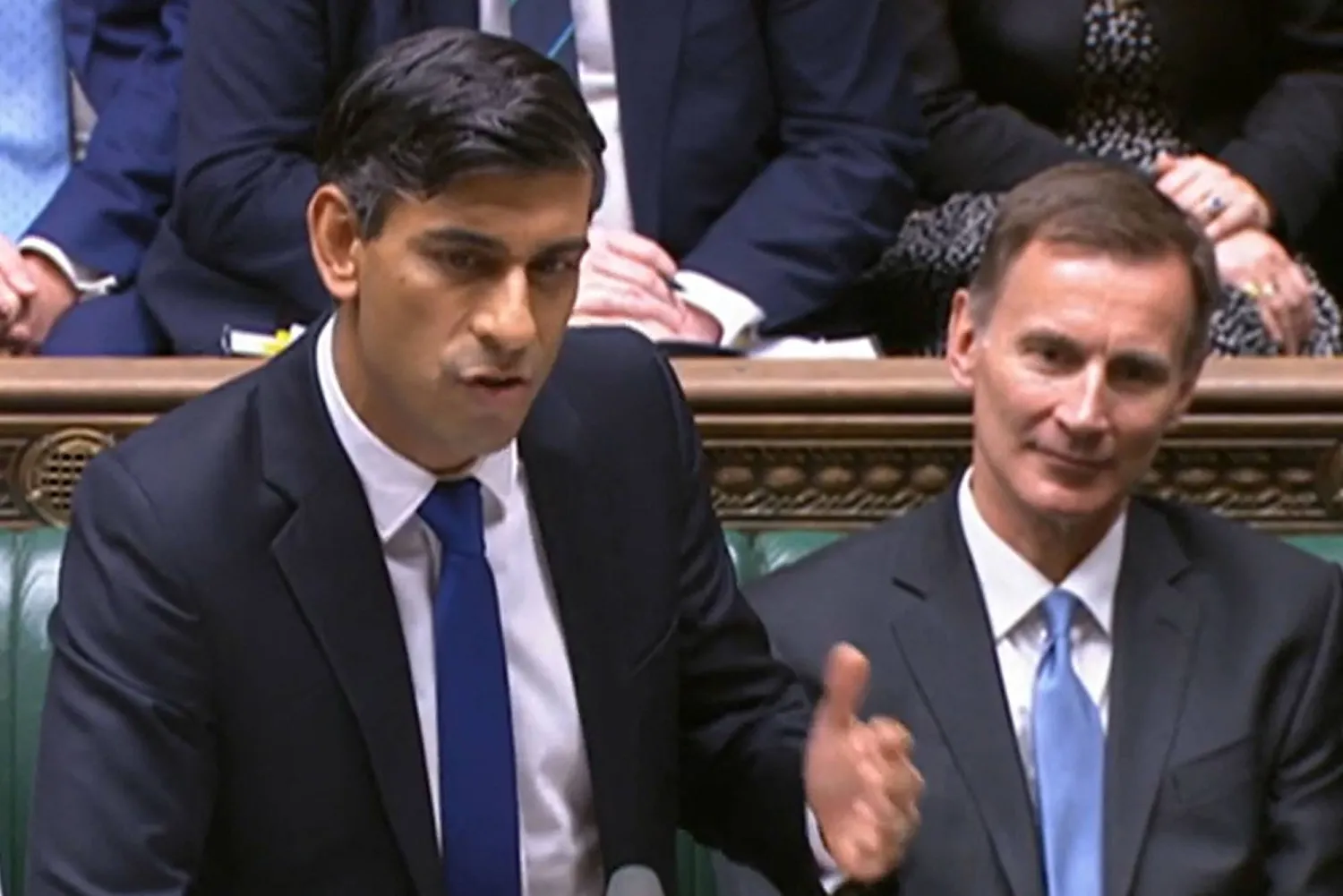 صورة مأخوذة من فيديو يظهر فيه وزير الخزانة البريطاني جيريمي هانت (يمين) وهو يجلس إلى جانب رئيس الوزراء البريطاني ريشي سوناك في مجلس العموم بلندن يوم 25 أكتوبر 2023 (أ.ف.ب)