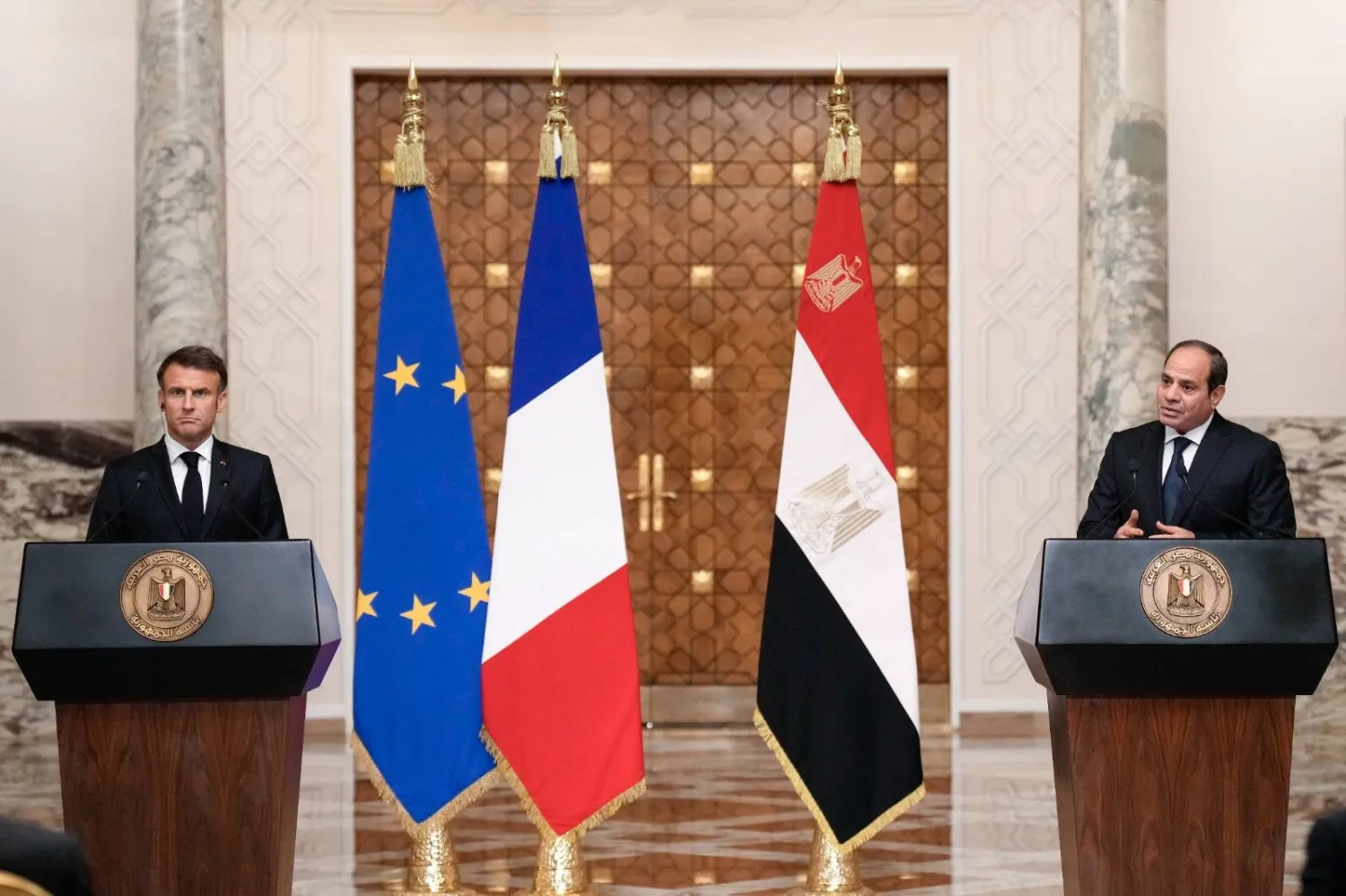 السيسي خلال مؤتمر صحافي مع ماكرون في القاهرة (الرئاسة المصرية) 