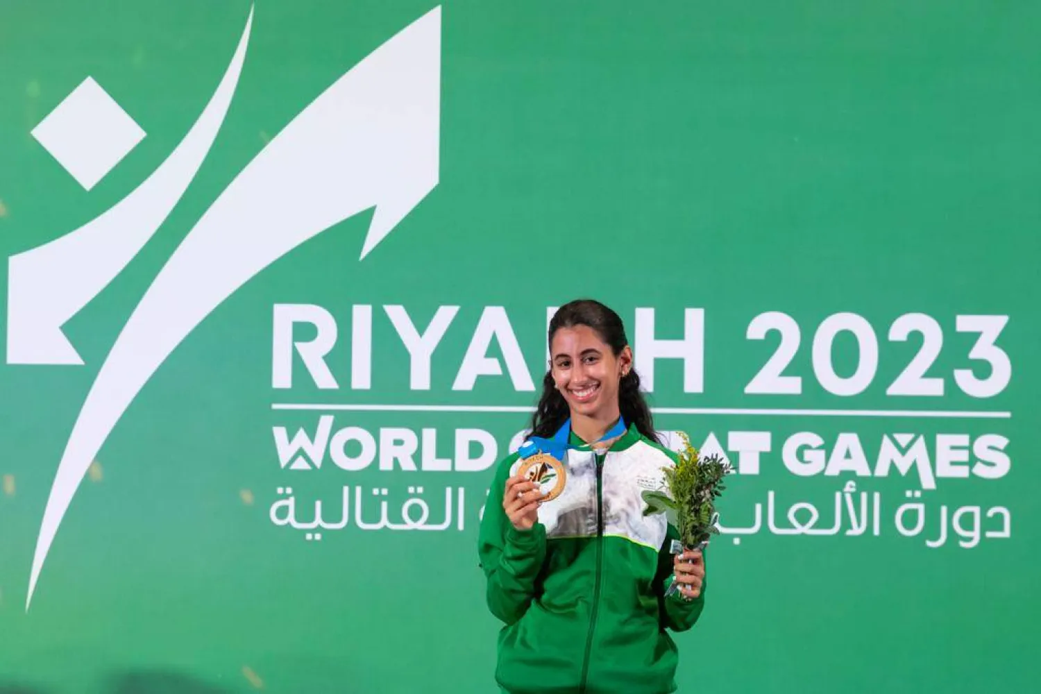 المبارزة السعودية ندى عابد تحتفل بذهبيتها (الشرق الأوسط)