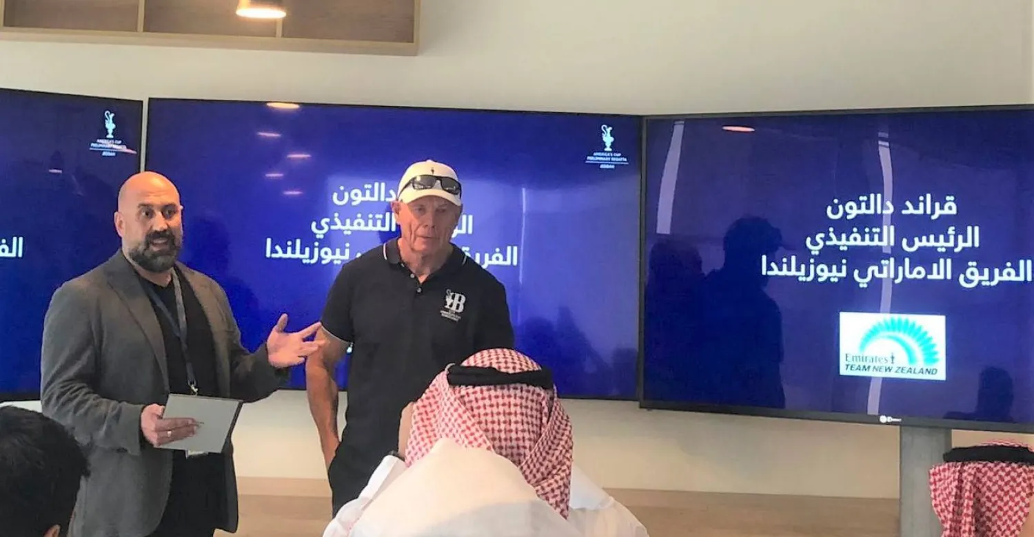 النيوزيلندي قراند دالتون خلال تقديمه الحديث في ورشة العمل عن بطولة كأس أميركا (الشرق الأوسط)