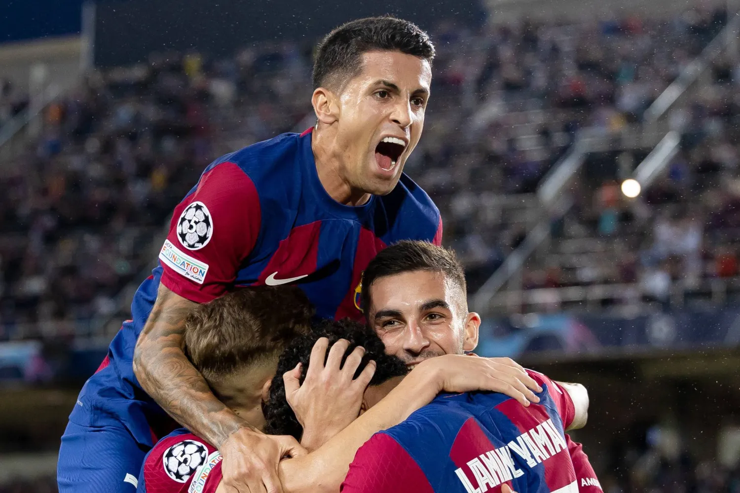 فرحة لاعبي برشلونة بالفوز على شاختار دانييتسك في دوري أبطال أوروبا (د.ب.أ)