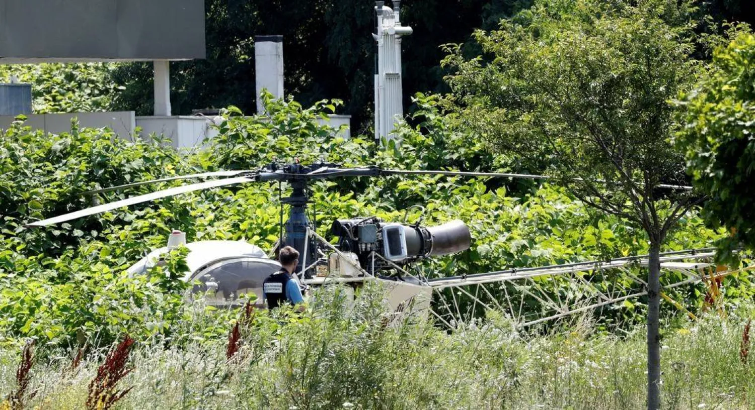 ضابط يلتقط صورة للمروحية التي تركها رضوان فايد بعد هروبه (أرشيفية - ا.ف.ب)
