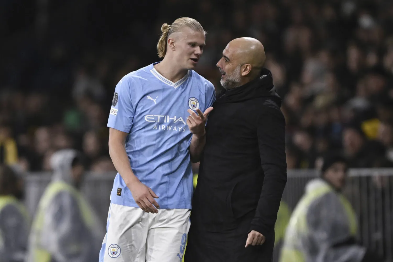 غوارديولا و هالاند يتبادلون الحديث بعد مباراة (أ.ب)