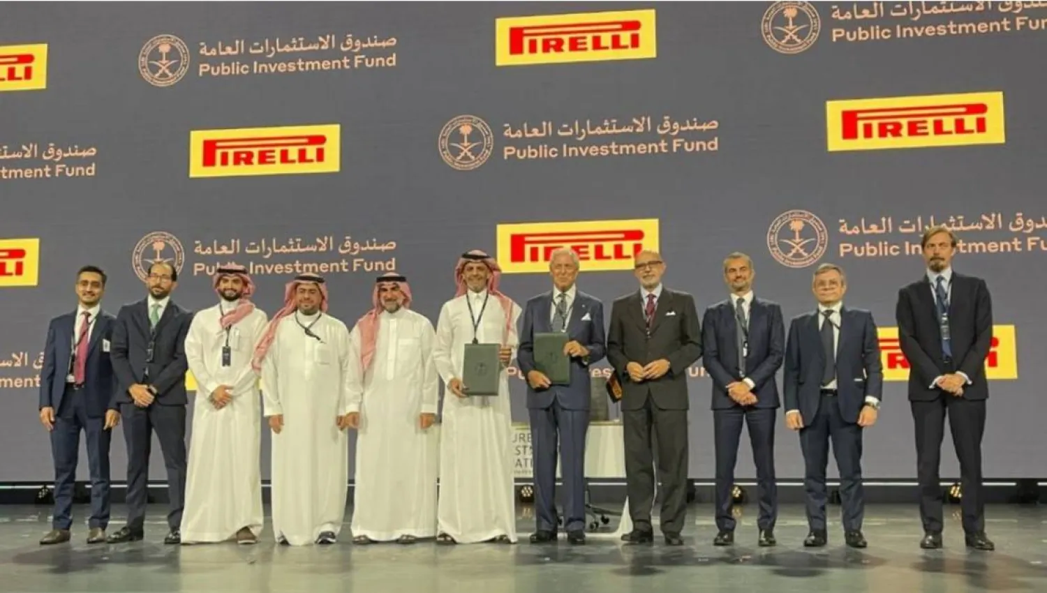 جانب من توقيع الاتفاقية بين صندوق الاستثمارات العامة وشركة «بيريللي» للإطارات (مشاريع السعودية)