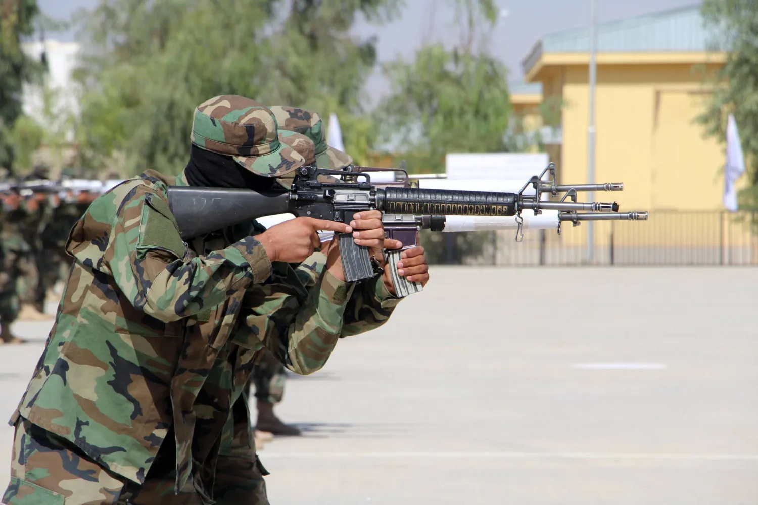 تدريبات عسكرية أثناء حفل التخرج في قندهار الأسبوع الماضي (إ.ب.أ)