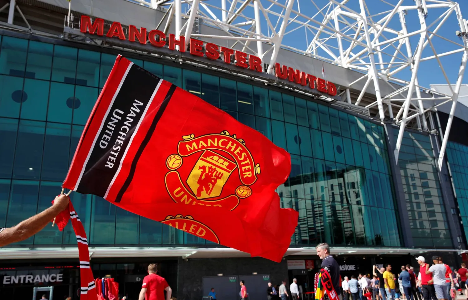 مانشستر يونايتد يتوقع إيرادات تتراوح بين 650 و680 مليون جنيه إسترليني (رويترز)