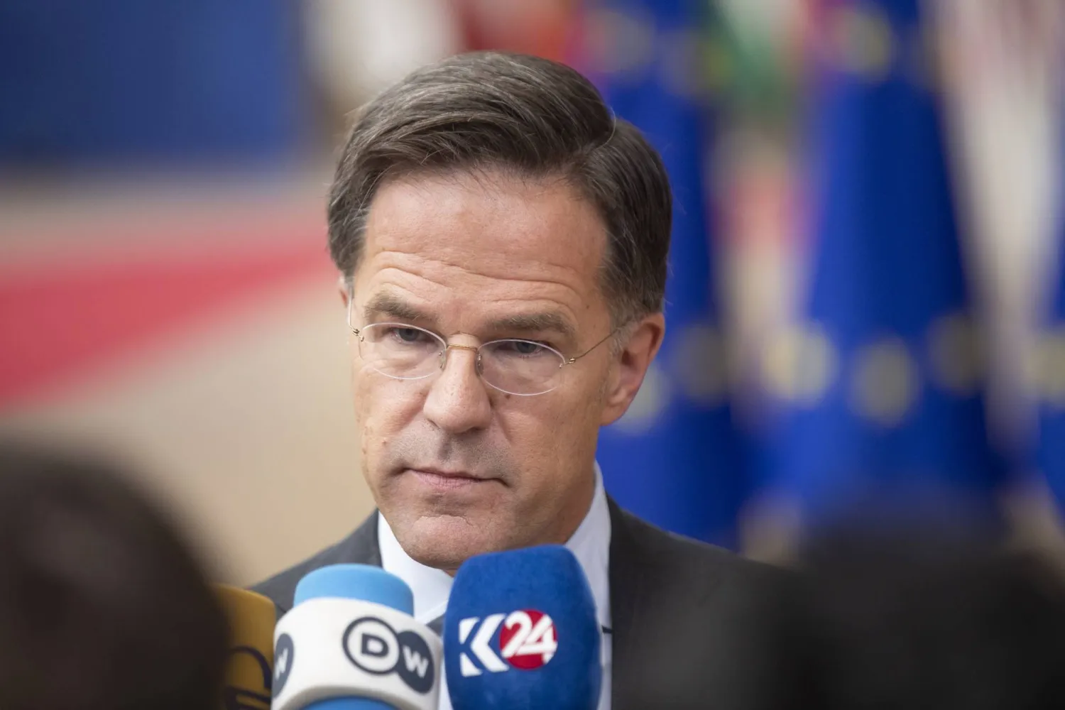 رئيس وزراء هولندا مارك روته يخاطب وسائل الإعلام لدى وصوله لحضور قمة «الاتحاد الأوروبي» في مبنى «المجلس الأوروبي» في بروكسل ببلجيكا، في 26 أكتوبر 2023 (د.ب.أ)