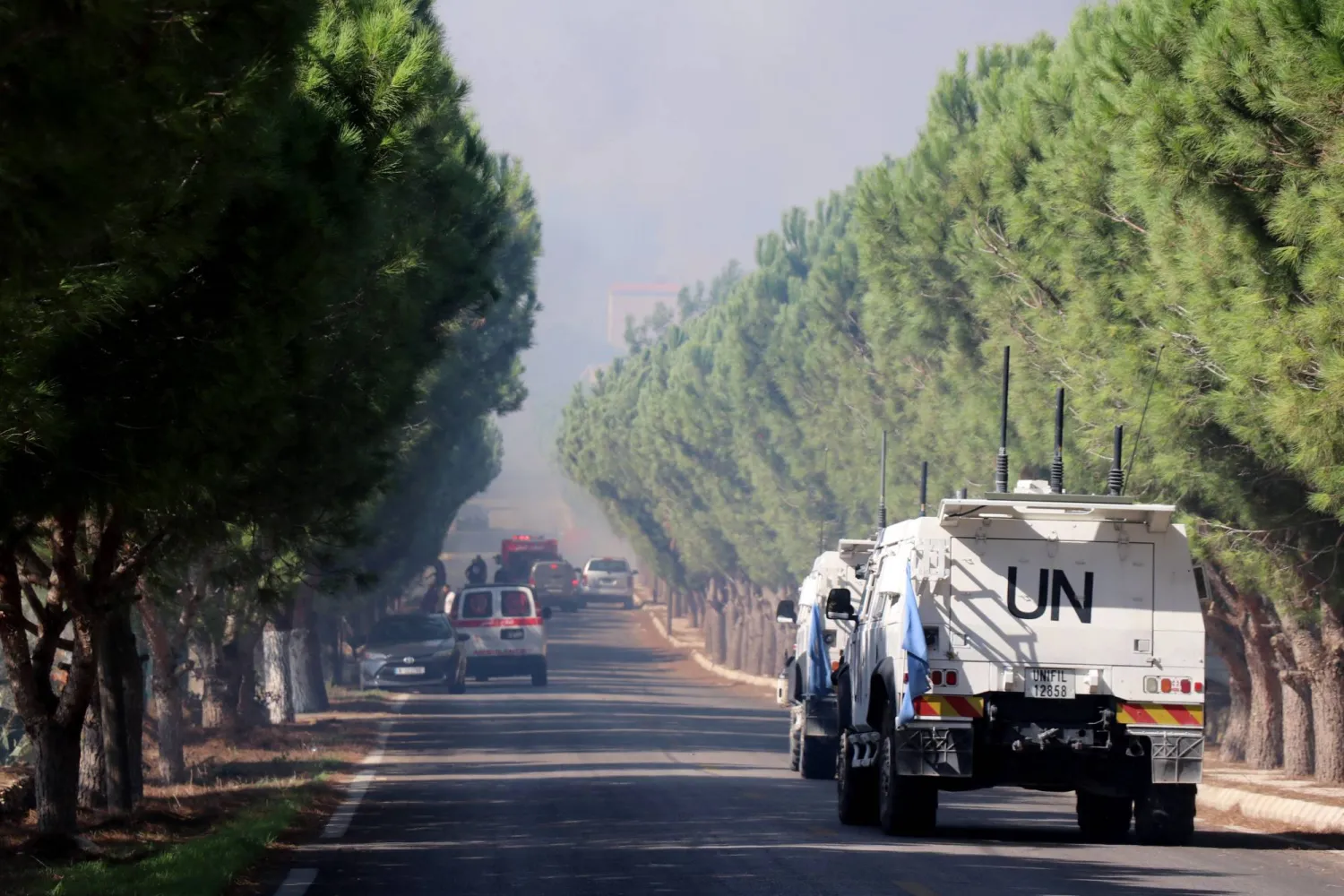 دورية للقوات الدولية (يونيفيل) في المنطقة التي اندلعت فيها حرائق بعد قصف إسرائيلي في جنوب لبنان (أ.ف.ب) 