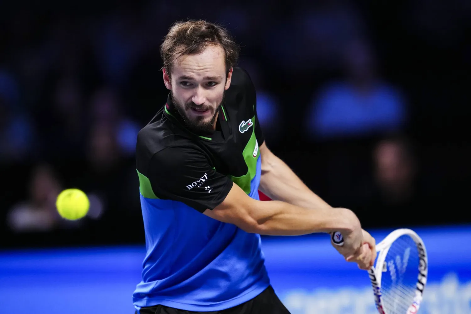 الروسي مدفيديف خلال مواجهته مع البلغاري غريغور ديميتروف في دورة فيينا لكرة المضرب (د.ب.أ)