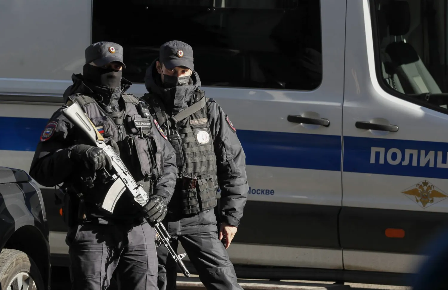 ضباط روس مسلحون يحرسون إحدى المحاكم في روسيا (أرشيفية - إ.ب.أ)